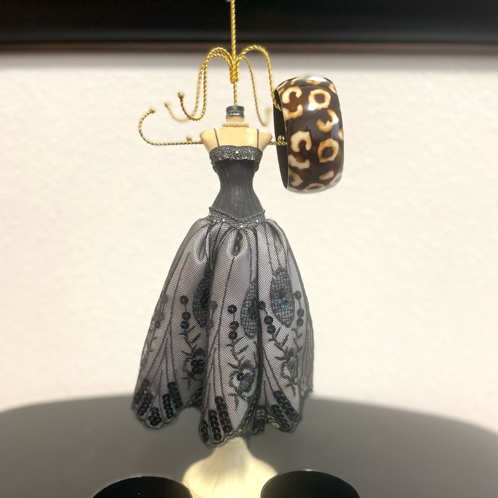 4 bracelets (Jewelry stand NOT included)